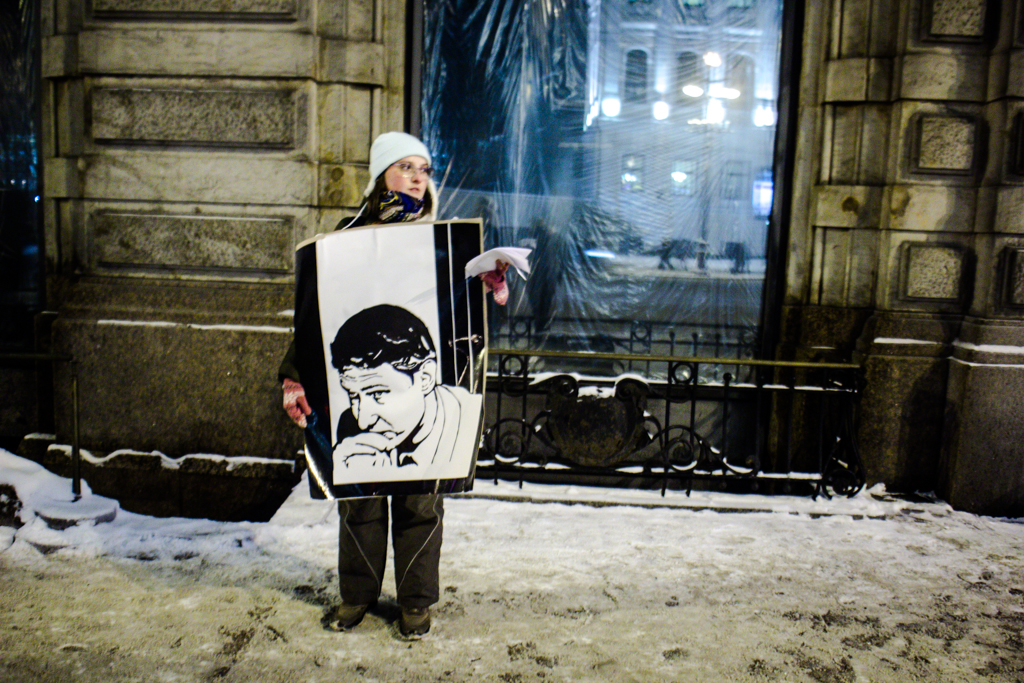 Picketer holds portrait of slain lawyer on Nevsky Prospect, January 19, 2016. Photo courtesy of Sergey Chernov