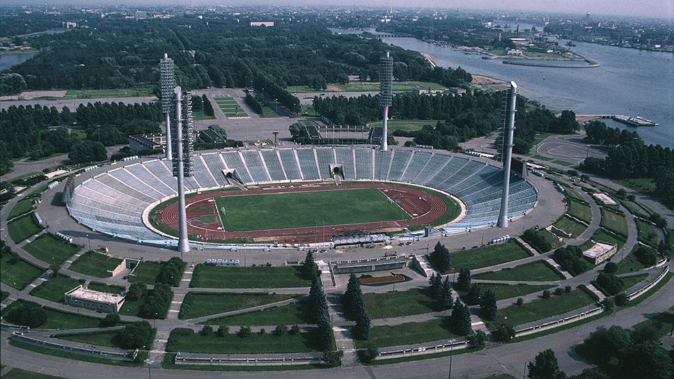 The site of the new stadium was previously occupied by the Kirov Stadium, a federally listed architectural landmark, built by constructivist architect Nikolsky in
